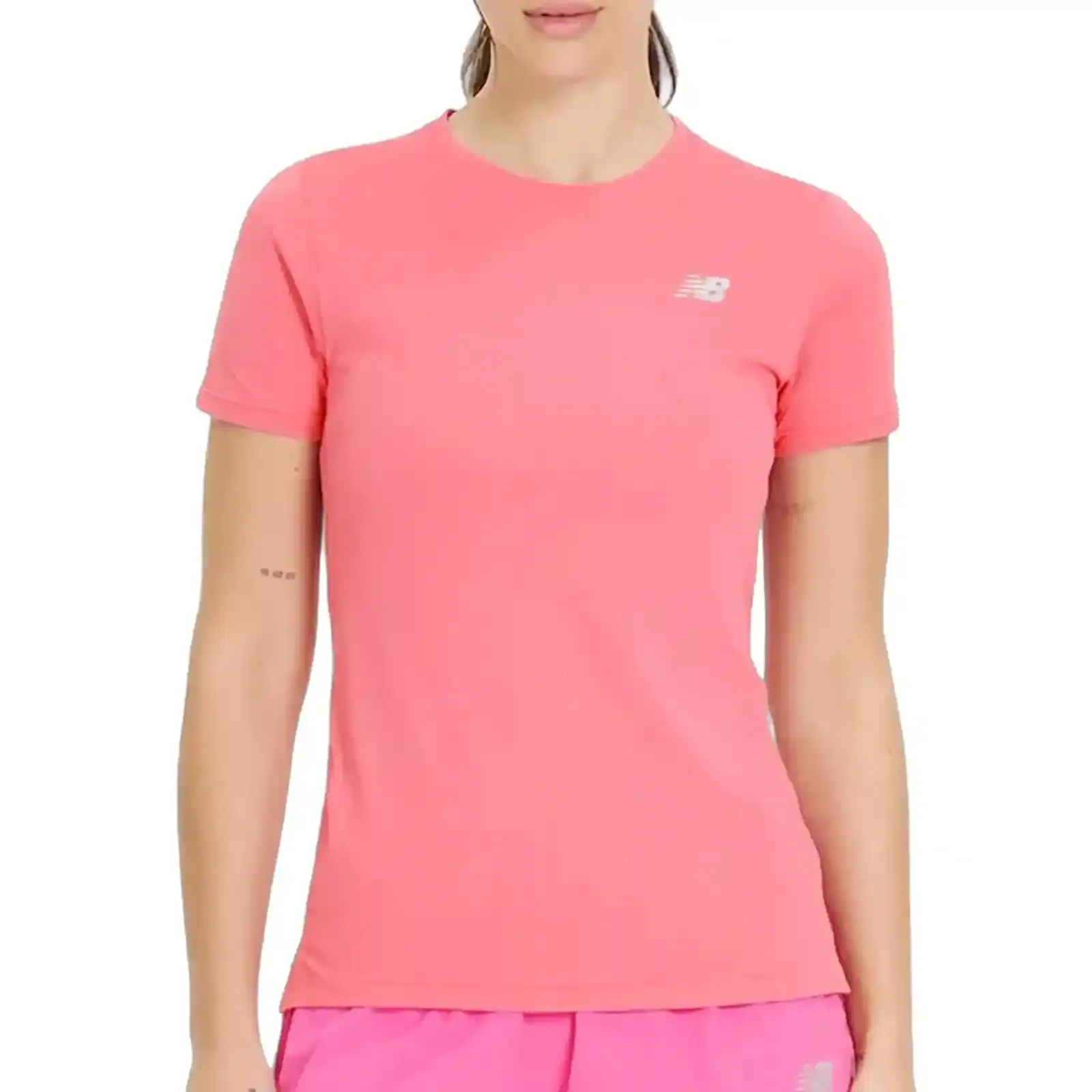 Blusa New Balance Sport Essential rosa vista frontal para ajuste